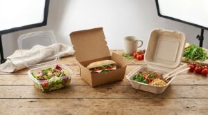 Plastik, papier czy opakowania biodegradowalne – co najlepiej sprawdza się w cateringu?